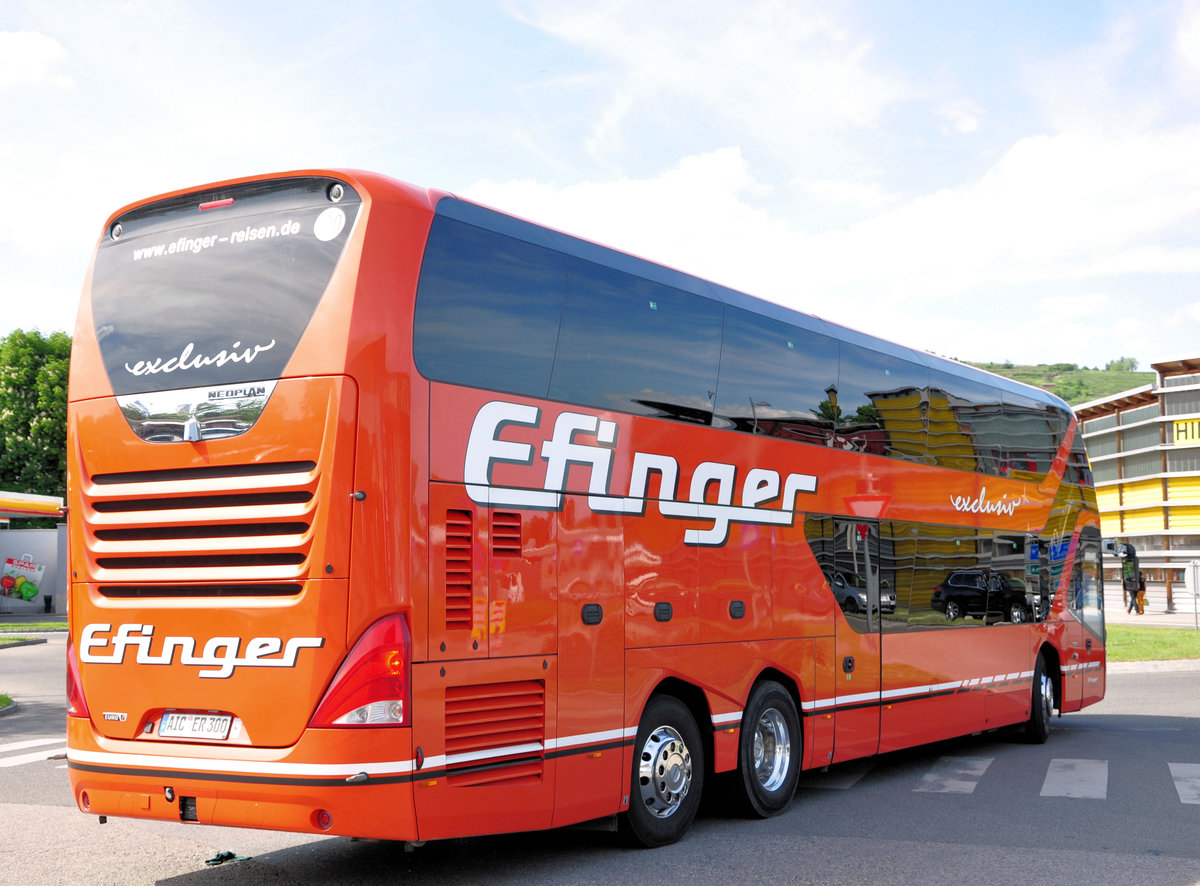 Neoplan Skyliner von Efinger Reisen aus der BRD in Krems gesehen.