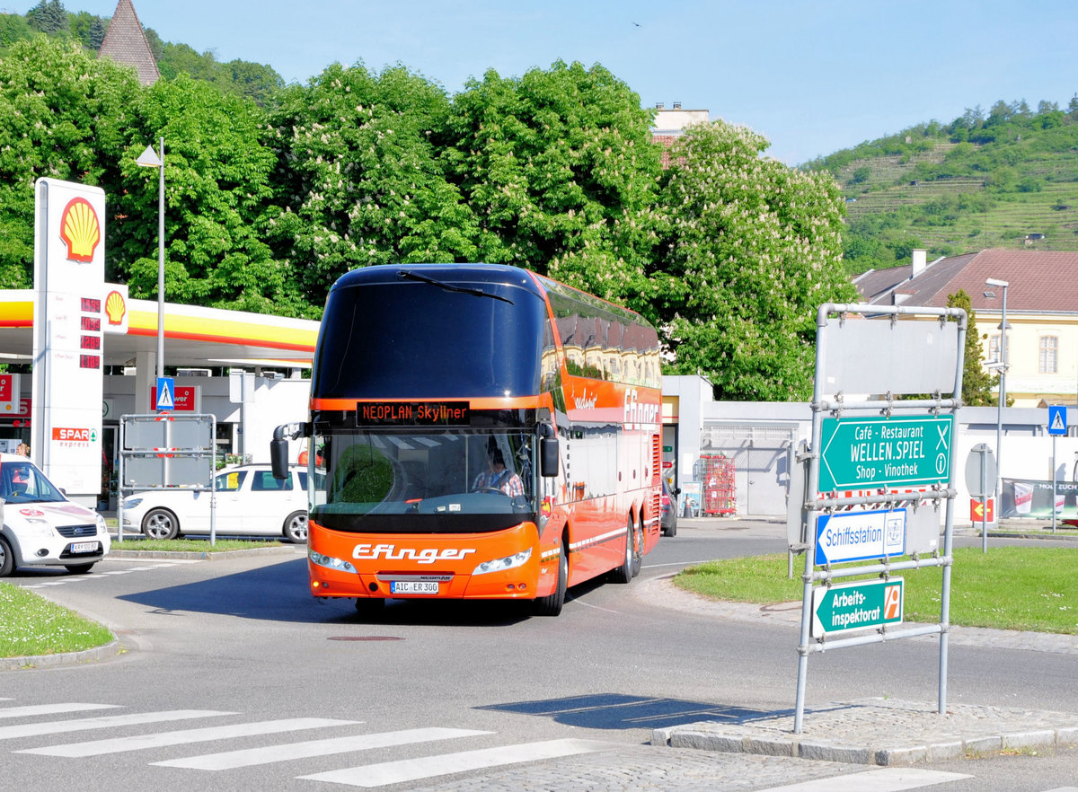 Neoplan Skyliner von Efinger Reisen aus der BRD in Krems gesehen.