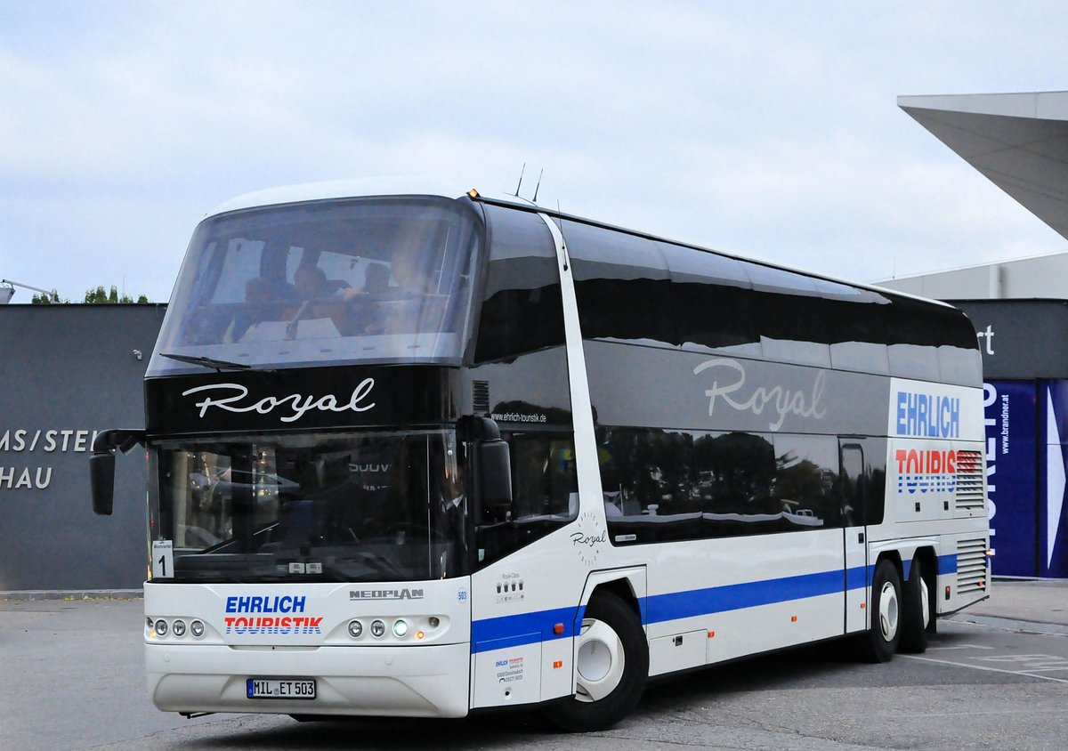 Neoplan Skyliner von der Ehrlich Touristik aus der BRD in Krems gesehen.