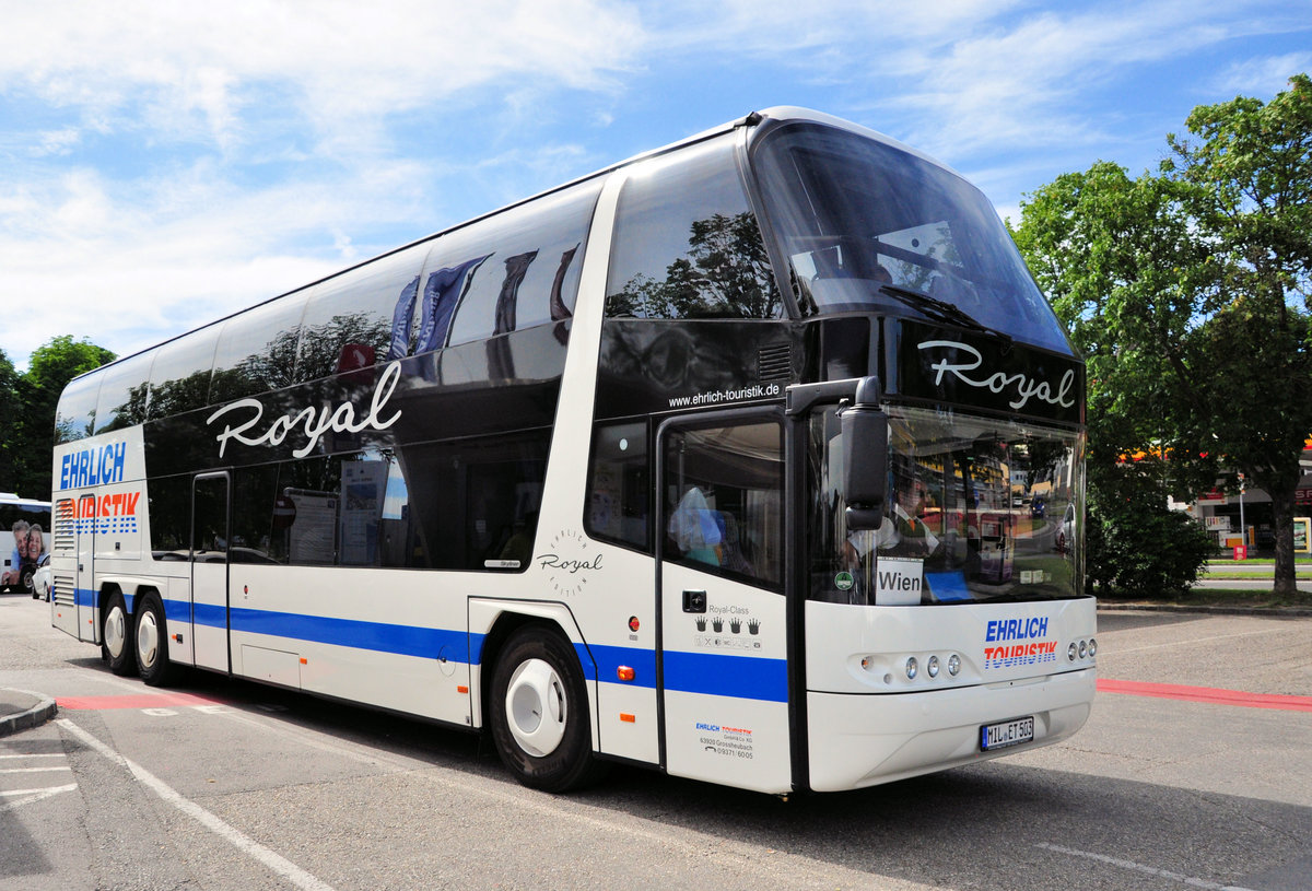 Neoplan Skyliner der EHRLICH Touristik aus der BRD in Krems gesehen.