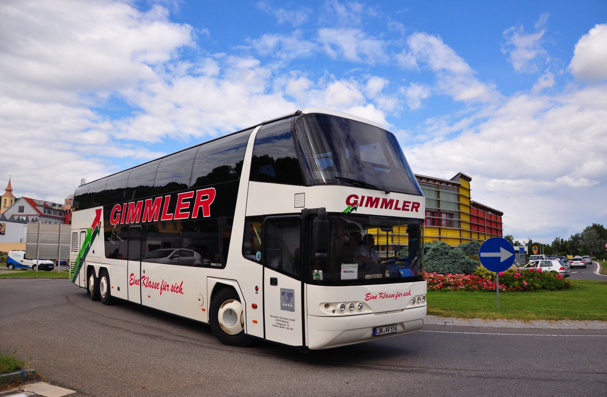 Neoplan Skyliner von Gimmler Reisen aus der BRD in Krems gesehen.