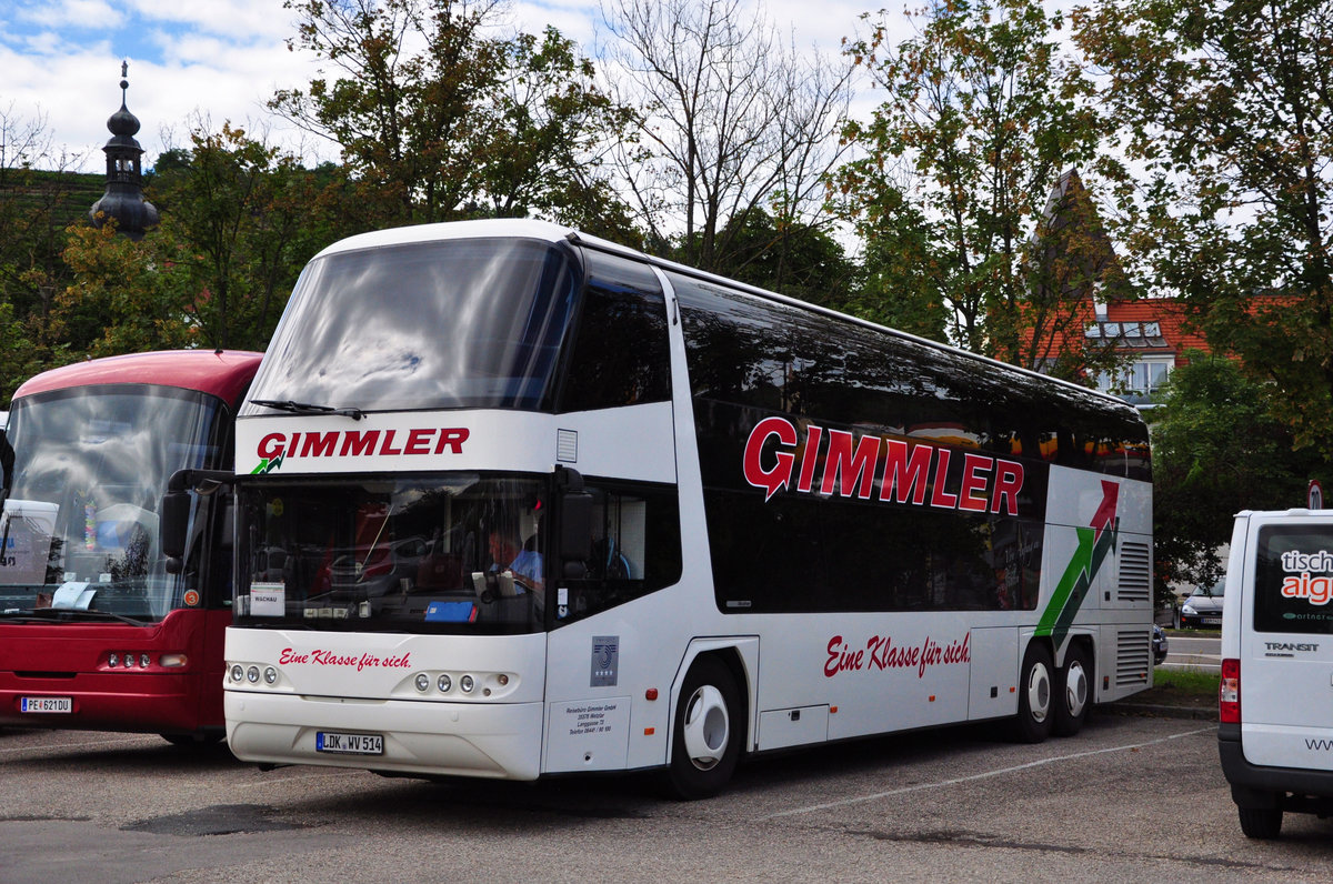 Neoplan Skyliner von Gimmler Reisen aus der BRD in Krems gesehen.