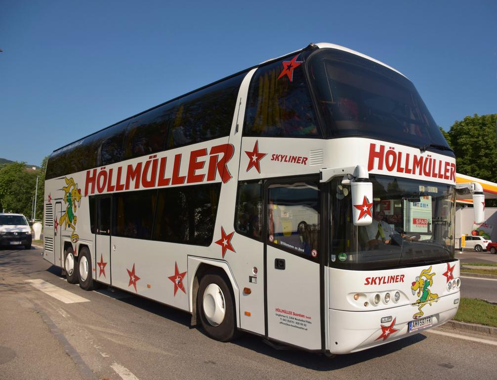 Neoplan Skyliner von Hllmller Reisen aus sterreich im Mai 2018 in Krems.