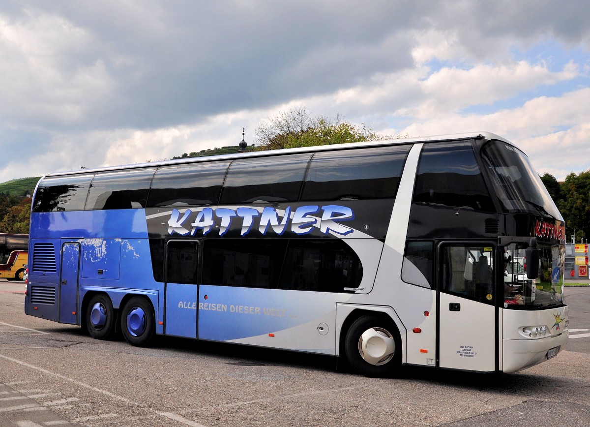 Neoplan Skyliner von KATTNER Reisen aus Haag in Niedersterreich am 21.August 2014 in Krems gesehen.