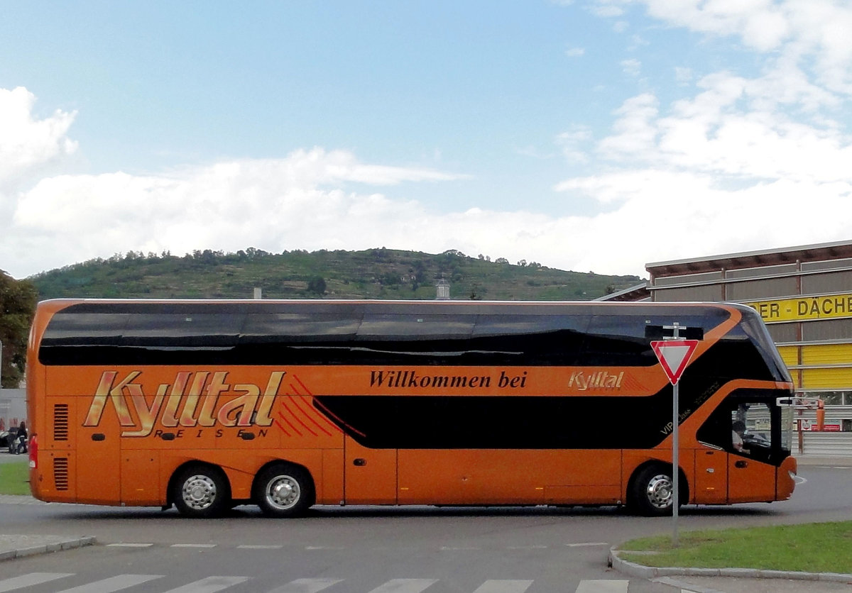 Neoplan Skyliner von Kylltal Reisen aus der BRD in Krems gesehen.