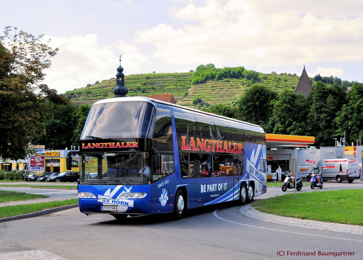 NEOPLAN SKYLINER von LANGTHALER Reisen aus Niedersterreich am 8.7.2013 in Krems an der Donau.