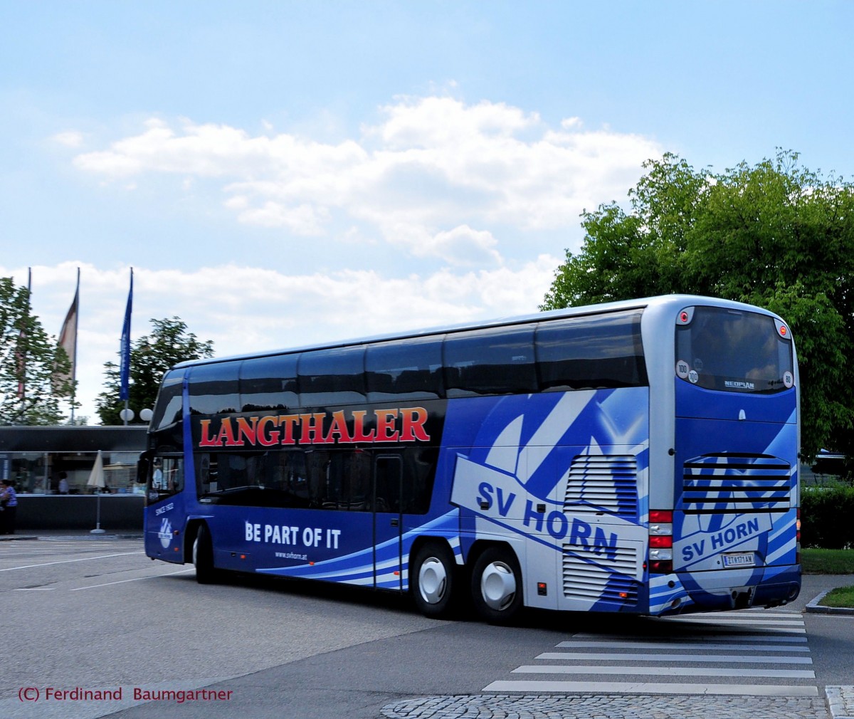 NEOPLAN SKYLINER von LANGTHALER Reisen aus Niedersterreich am 8.7.2013 in Krems an der Donau.