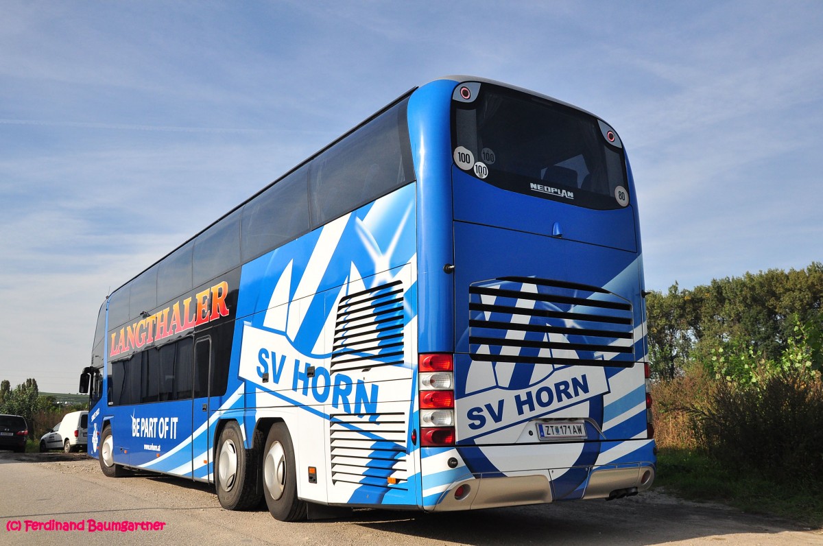 Neoplan Skyliner von Langthaler Reisen aus sterreich am 24.9.2014 in Krems gesehen.