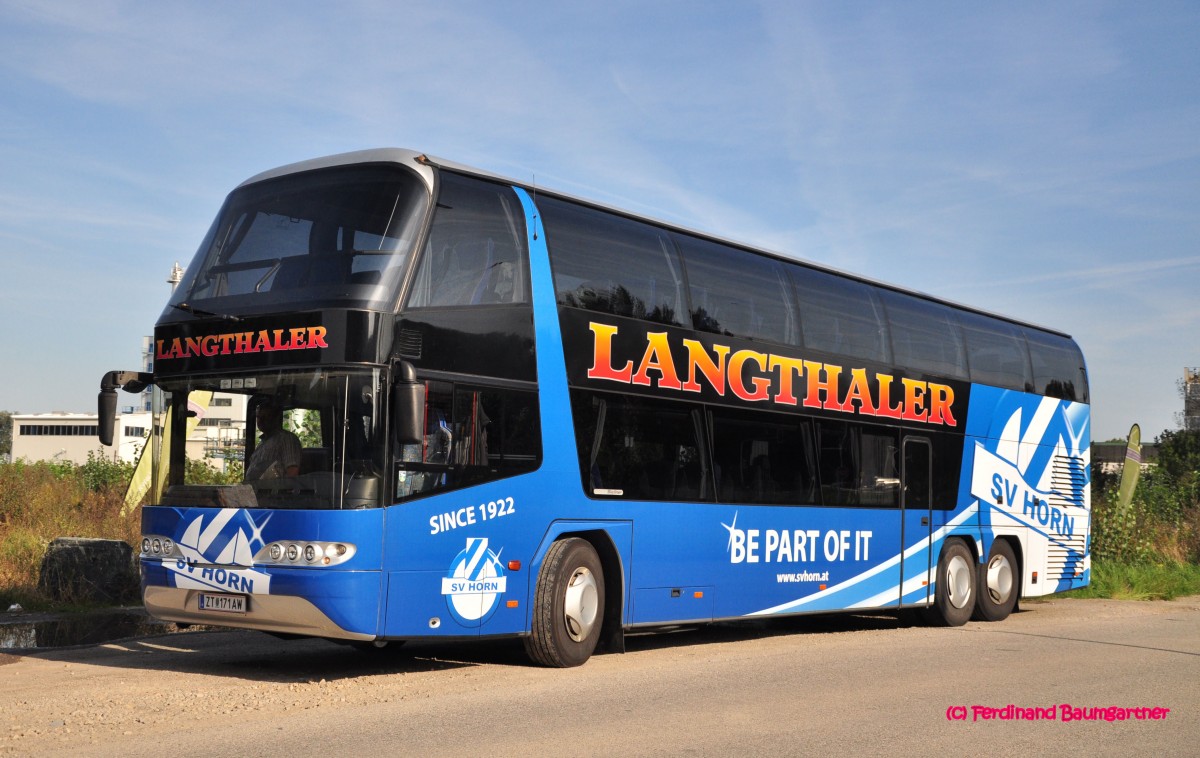 Neoplan Skyliner von Langthaler Reisen aus sterreich am 24.9.2014 in Krems gesehen.