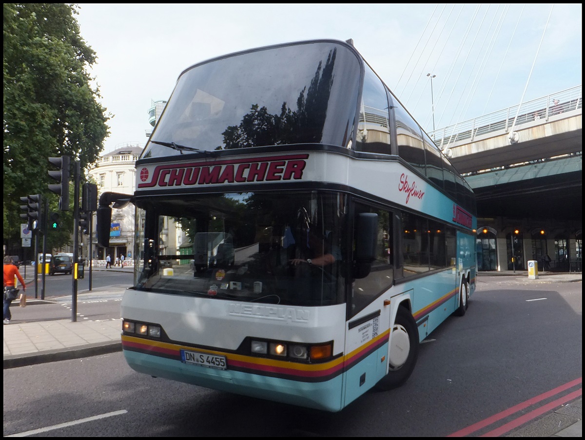 Neoplan Skyliner von Schumacher aus Deutschland in London.