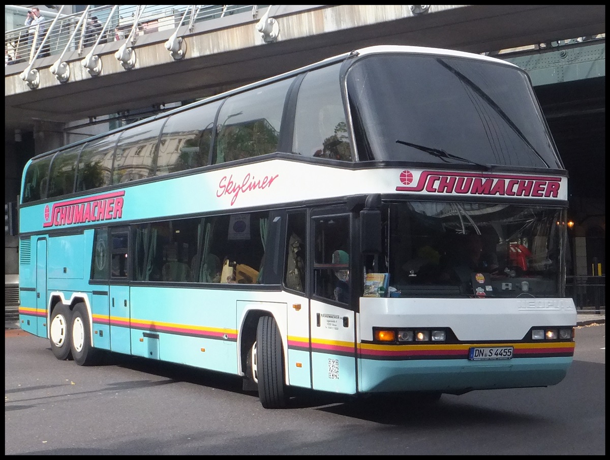 Neoplan Skyliner von Schumacher aus Deutschland in London.