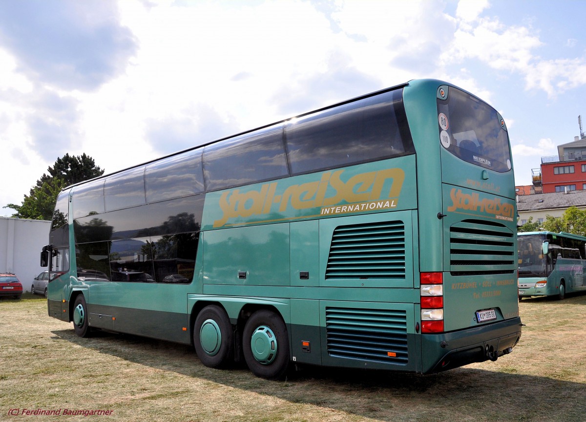 Neoplan Skyliner von STOLL Reisen/sterreich kommt am 13.7.2013 in Krems an.