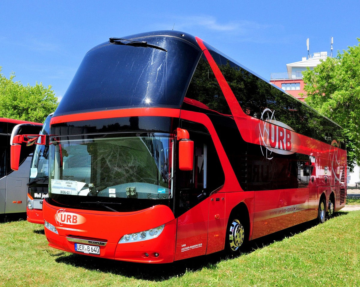 NEOPLAN SKYLINER von URB / BRD am 9.7.2013 in Krems gesehen.