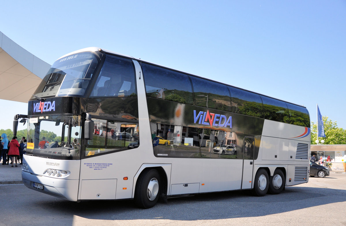 Neoplan Skyliner von Vilneda Reisen aus LT in Krems gesehen.