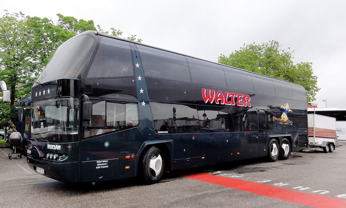 Neoplan Skyliner von Walter Reisen aus sterreich in Krems gesehen.