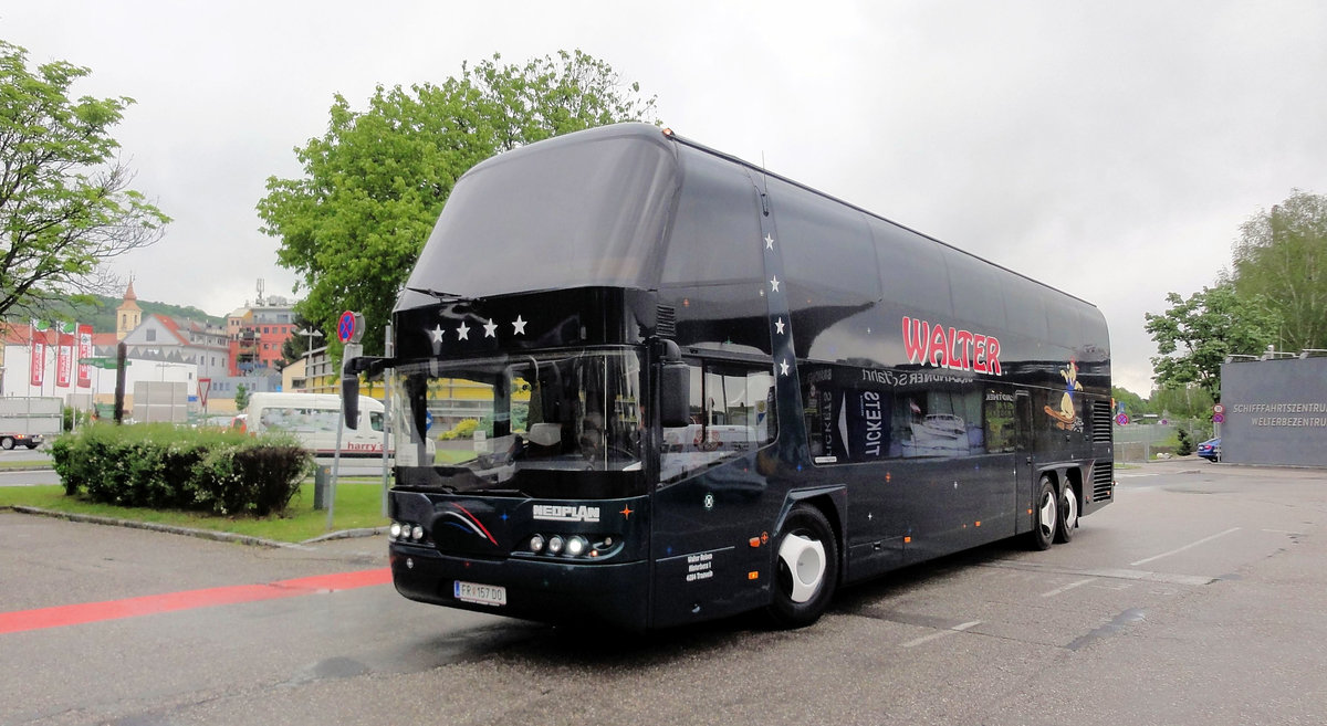 Neoplan Skyliner von Walter Reisen aus sterreich in Krems gesehen.