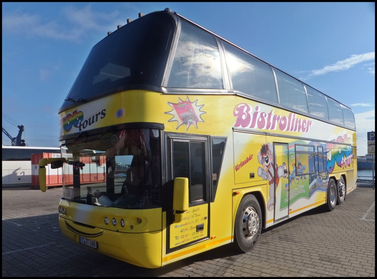 Neoplan Spaceliner von JobTours aus Deutschland im Stadthafen Sassnitz.