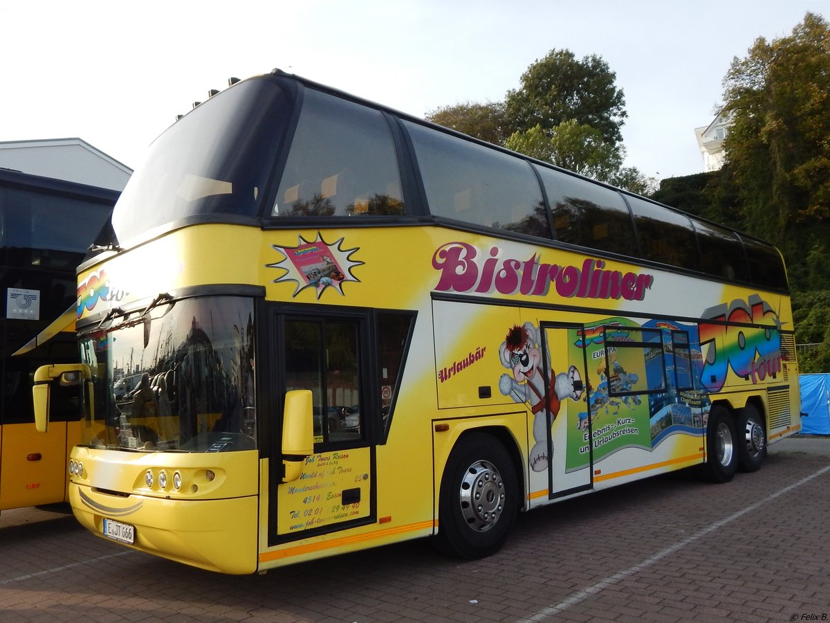 Neoplan Spaceliner von JobTours aus Deutschland im Stadthafen Sassnitz.