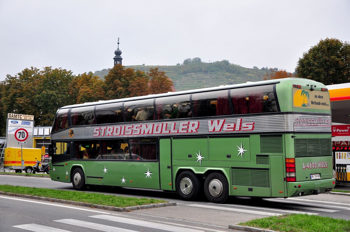 Neoplan Spaceliner von Stroissmller aus asterreich am 11.Okt.2014 in Krems unterwegs.