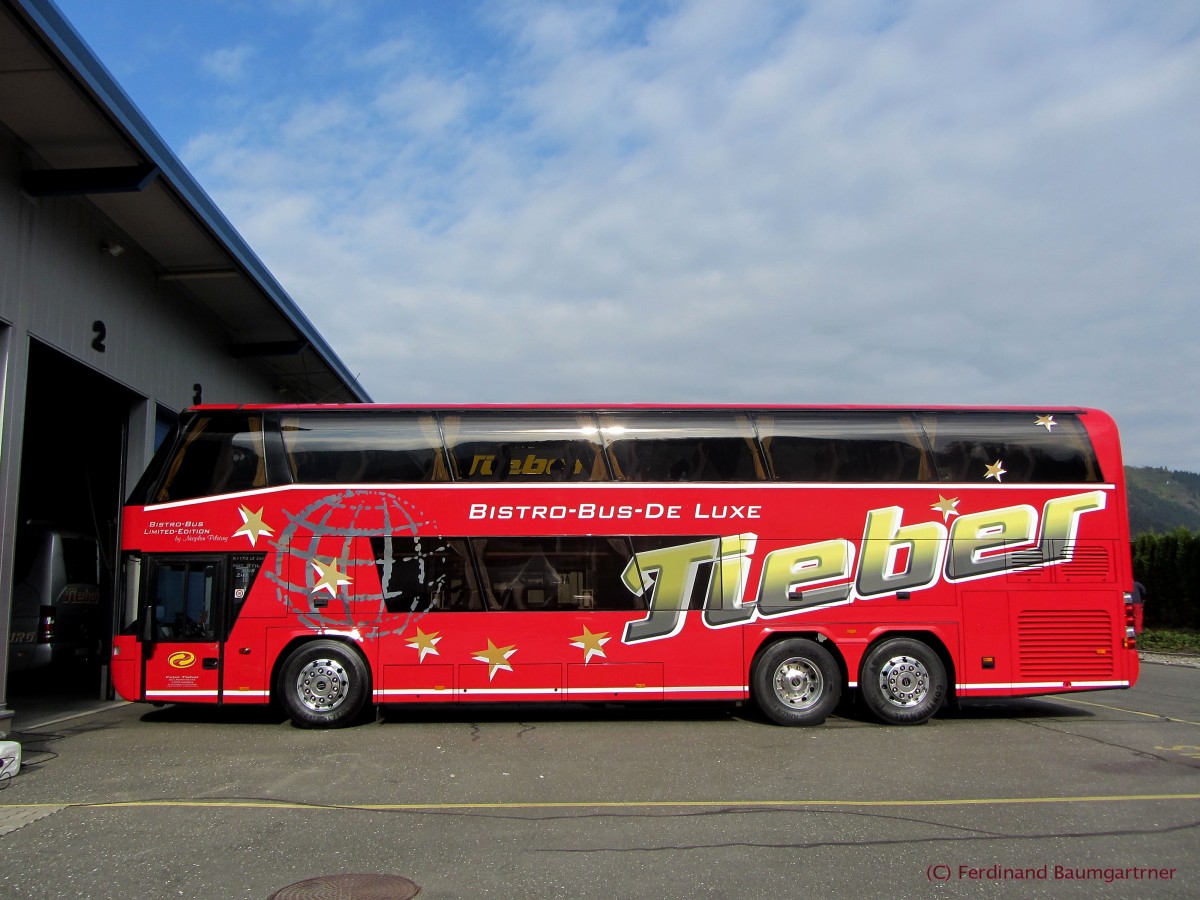 Neoplan Spaceliner von Tieber aus sterreich am Firmensitz im Herbst 2013.