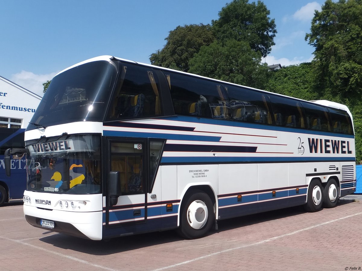 Neoplan Spaceliner von Wiewel aus Deutschland im Stadthafen Sassnitz.