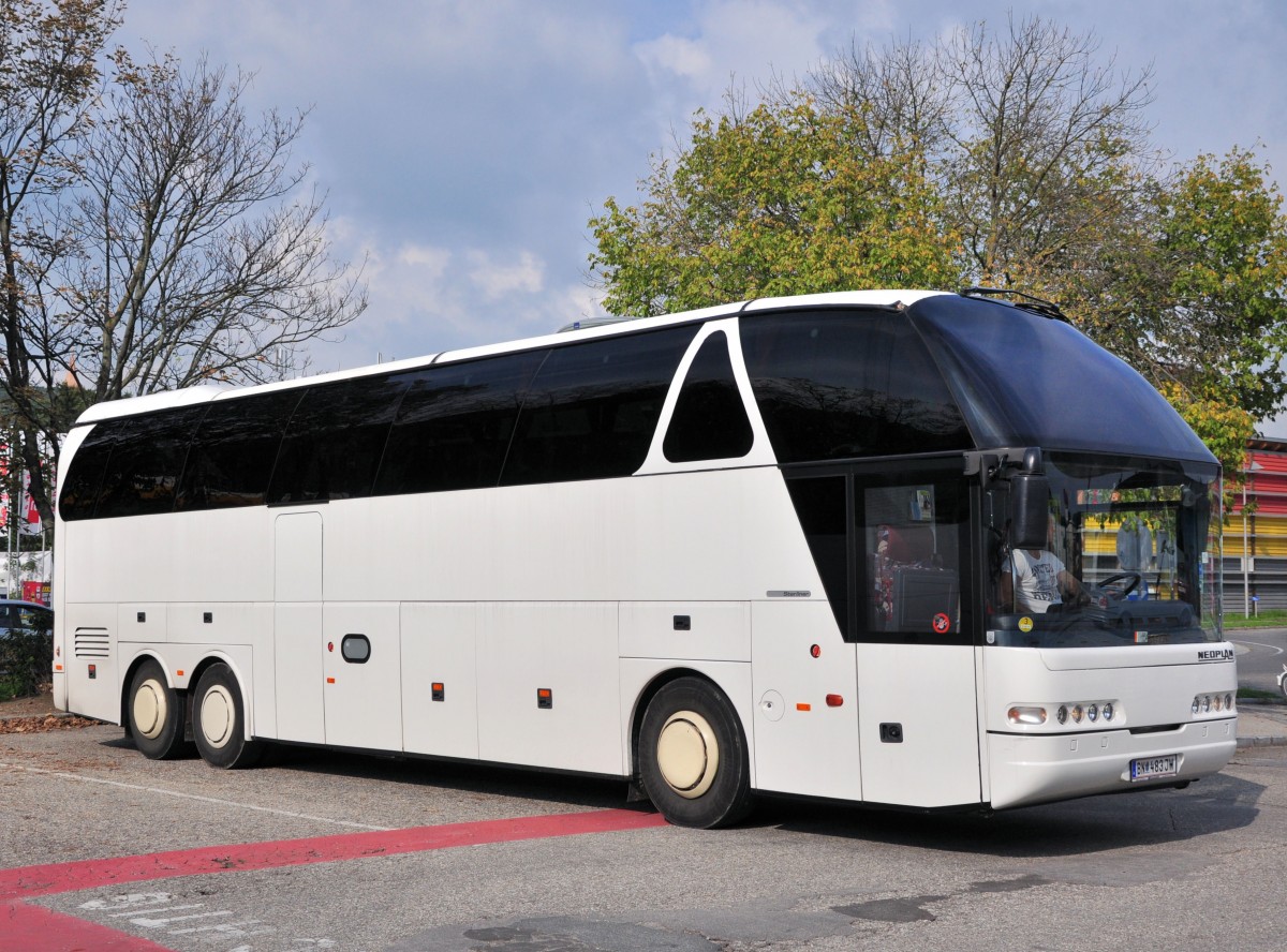 Neoplan Starliner aus Niedersterreich am 15.9.2014 in Krems gesehen.