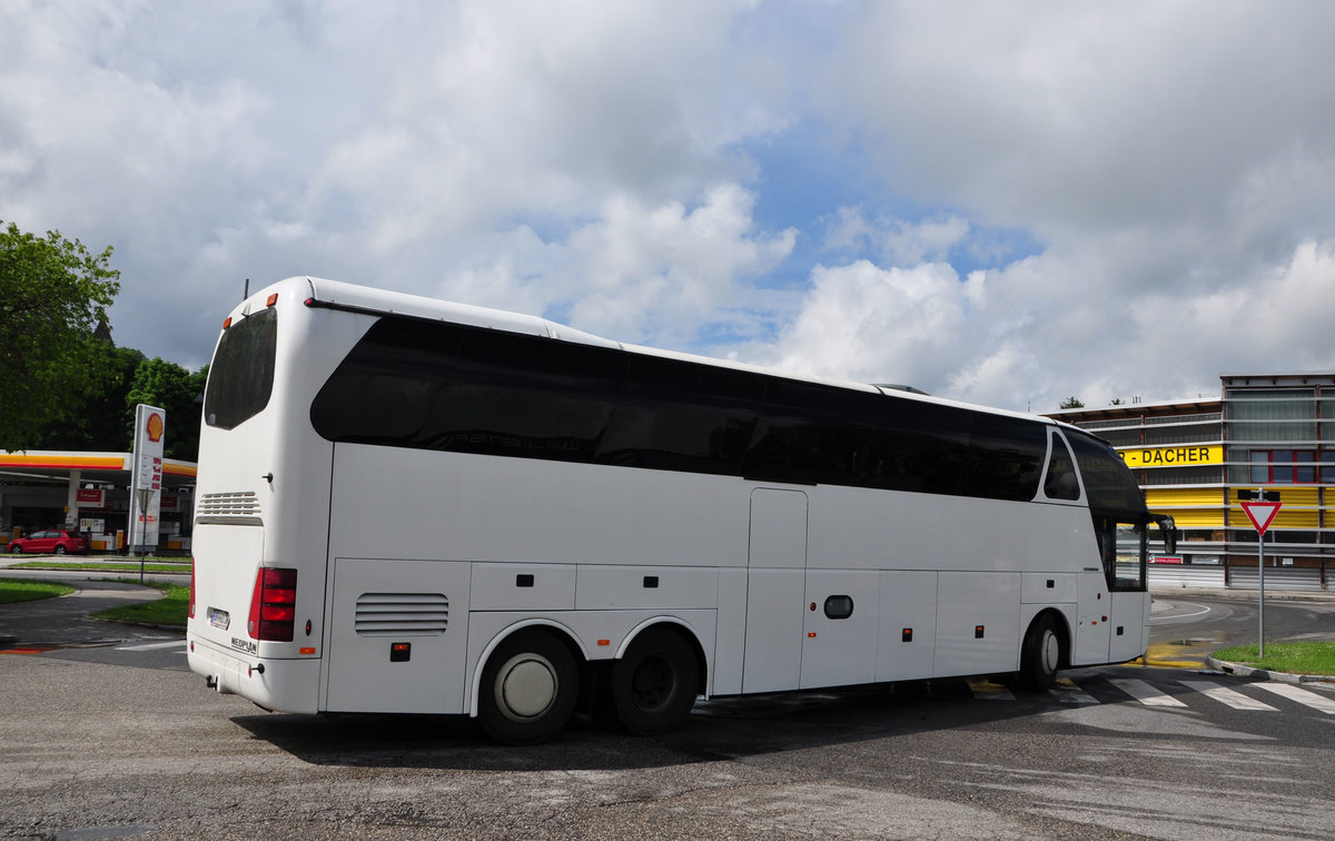 Neoplan Starliner aus sterreich in Krems gesehen.