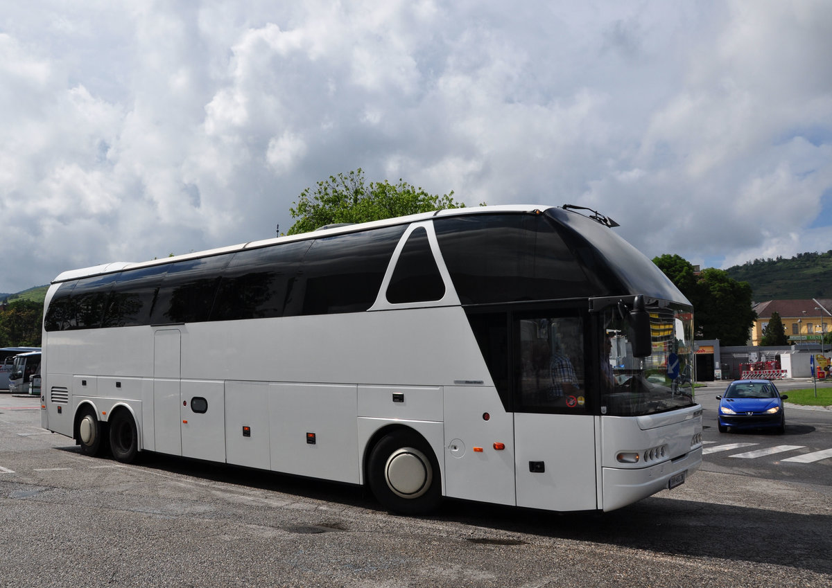 Neoplan Starliner aus sterreich in Krems gesehen.