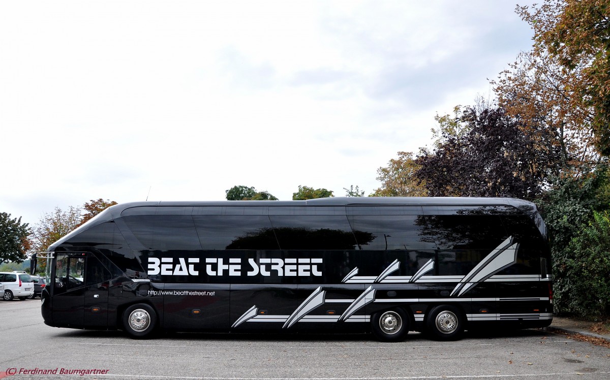 NEOPLAN STARLINER aus sterreich im September 2013 in Krems gesehen.