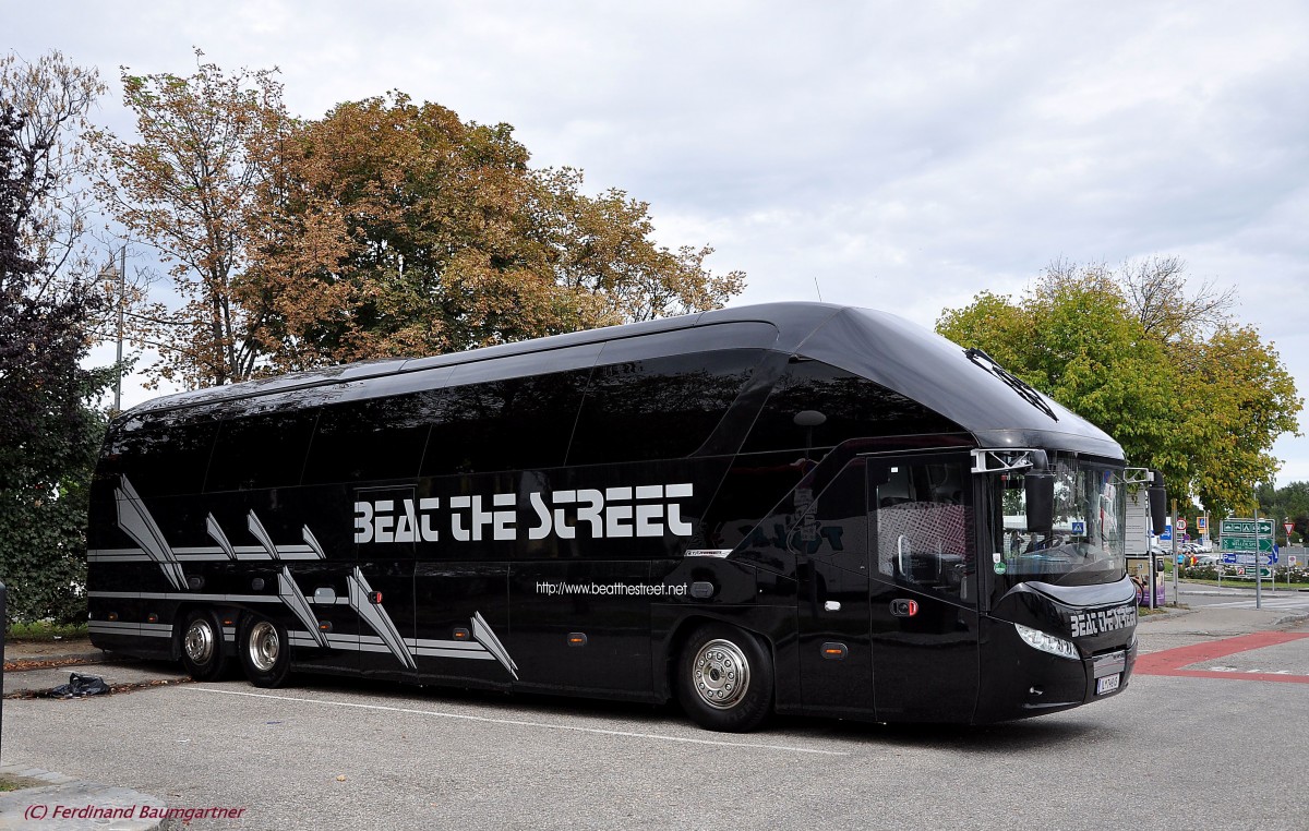 NEOPLAN STARLINER aus sterreich im September 2013 in Krems gesehen.