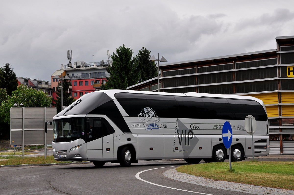 Neoplan Starliner aus Ungarn am 11.Mai 2014 in Krems unterwegs.