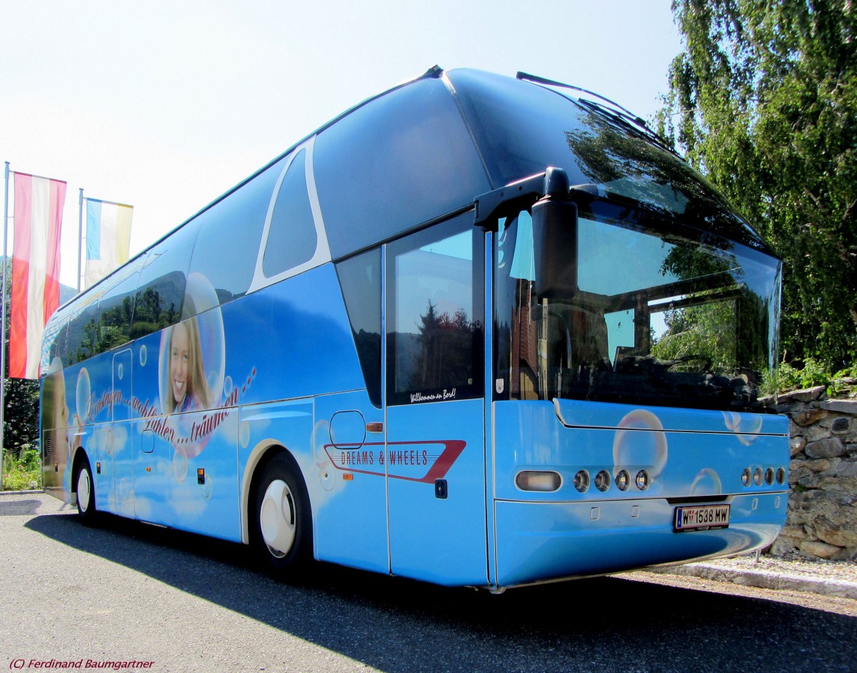 NEOPLAN STARLINER aus Wien im September 2013 in Spitz an der Donau gesehen.