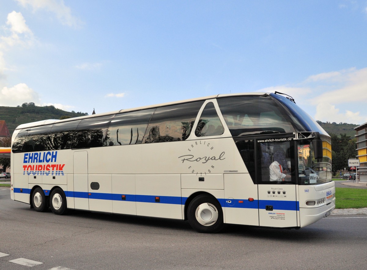 Neoplan Starliner von der Ehrlich Touristik aus der BRD am 2.10.2014 in Krems.