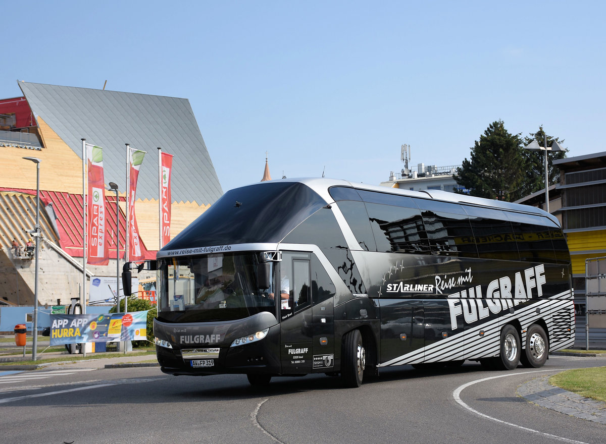 Neoplan STARLINER von der FULGRAFF Touristik aus der BRD in Krems.