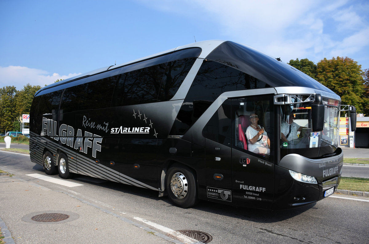 Neoplan STARLINER von der FULGRAFF Touristik aus der BRD in Krems.