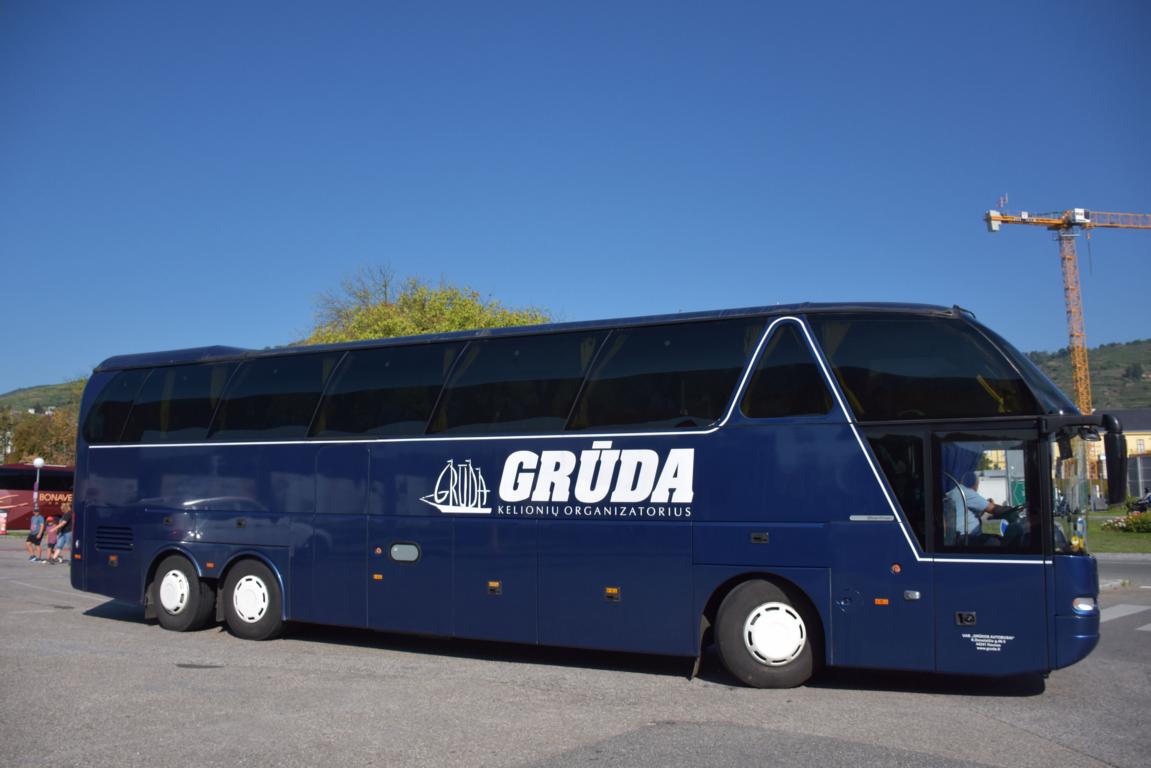 Neoplan Starliner von GRDA Reisen aus Lt 2017 in Krems.