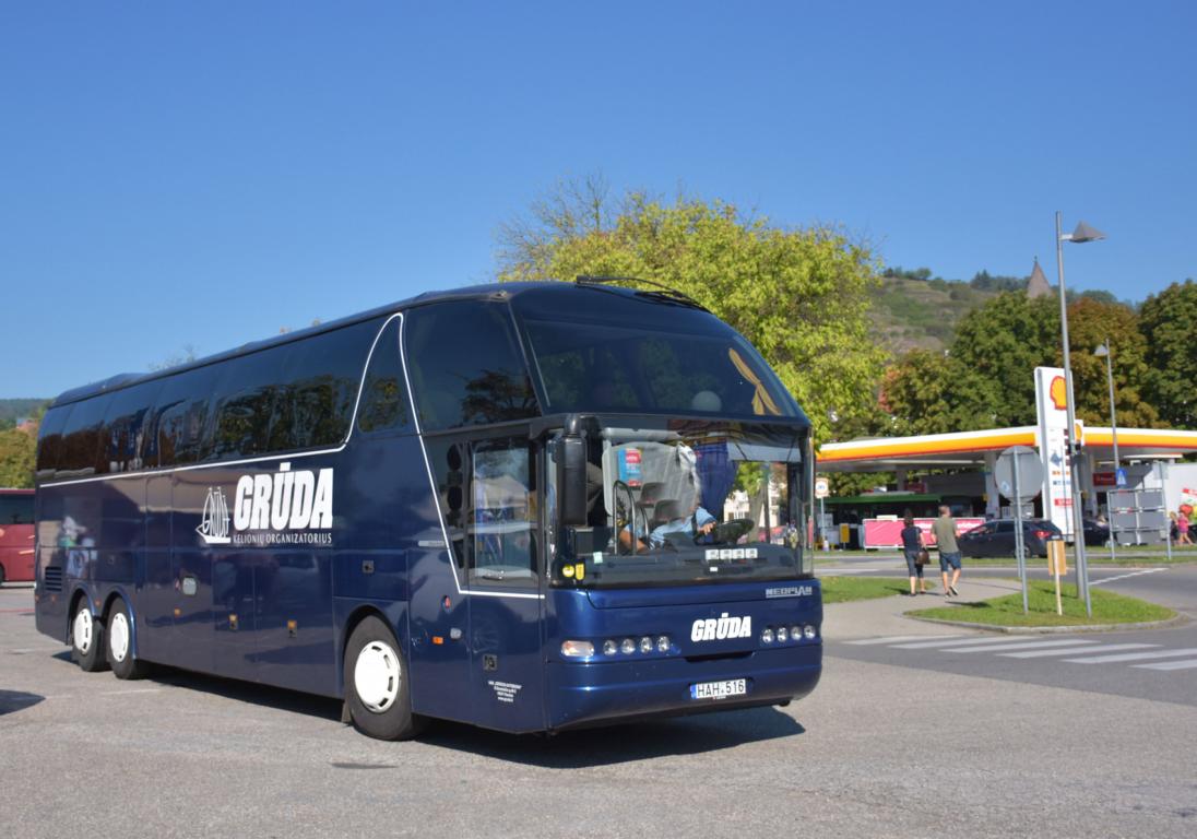 Neoplan Starliner von GRDA Reisen aus Lt 2017 in Krems.