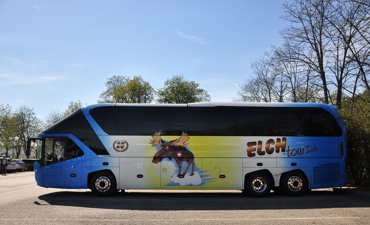 Neoplan Starliner von Heiri Reisen aus der Schweiz am 15.4.2015 in Krems.