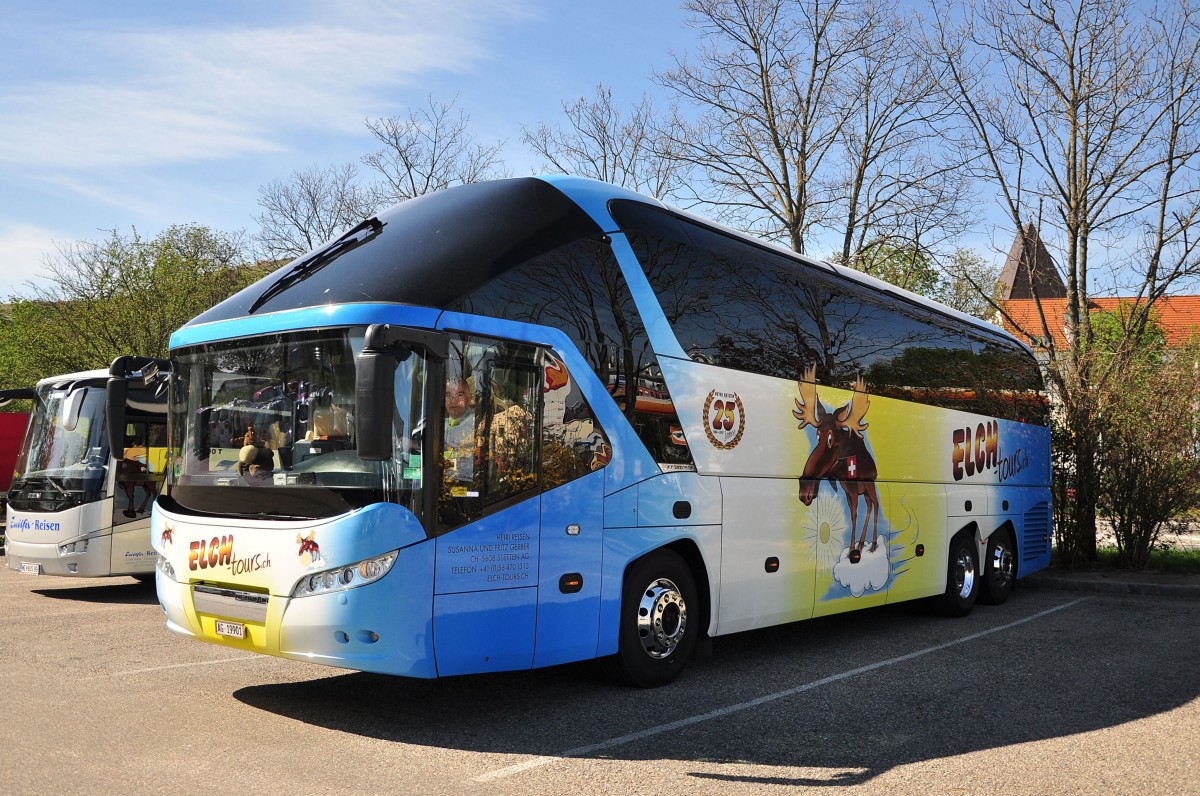 Neoplan Starliner von Heiri Reisen aus der Schweiz am 15.4.2015 in Krems.