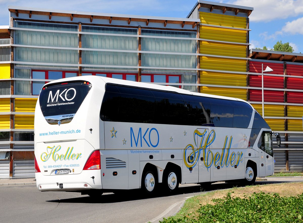 Neoplan Starliner von Heller Reisen aus der BRD in Krems gesehen.