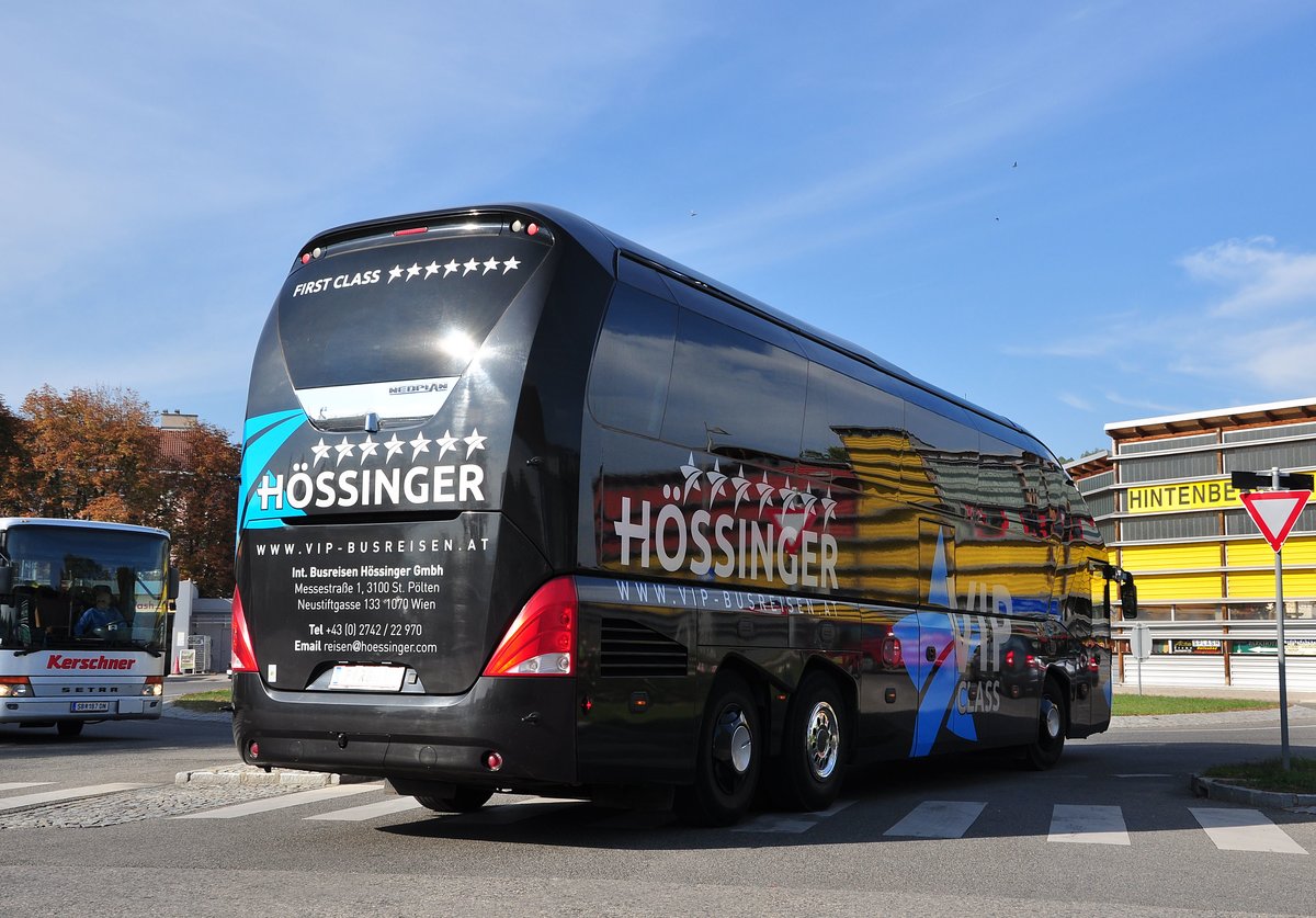 Neoplan Starliner von Hssinger Reisen aus Niedersterreich in Krems gesehen.