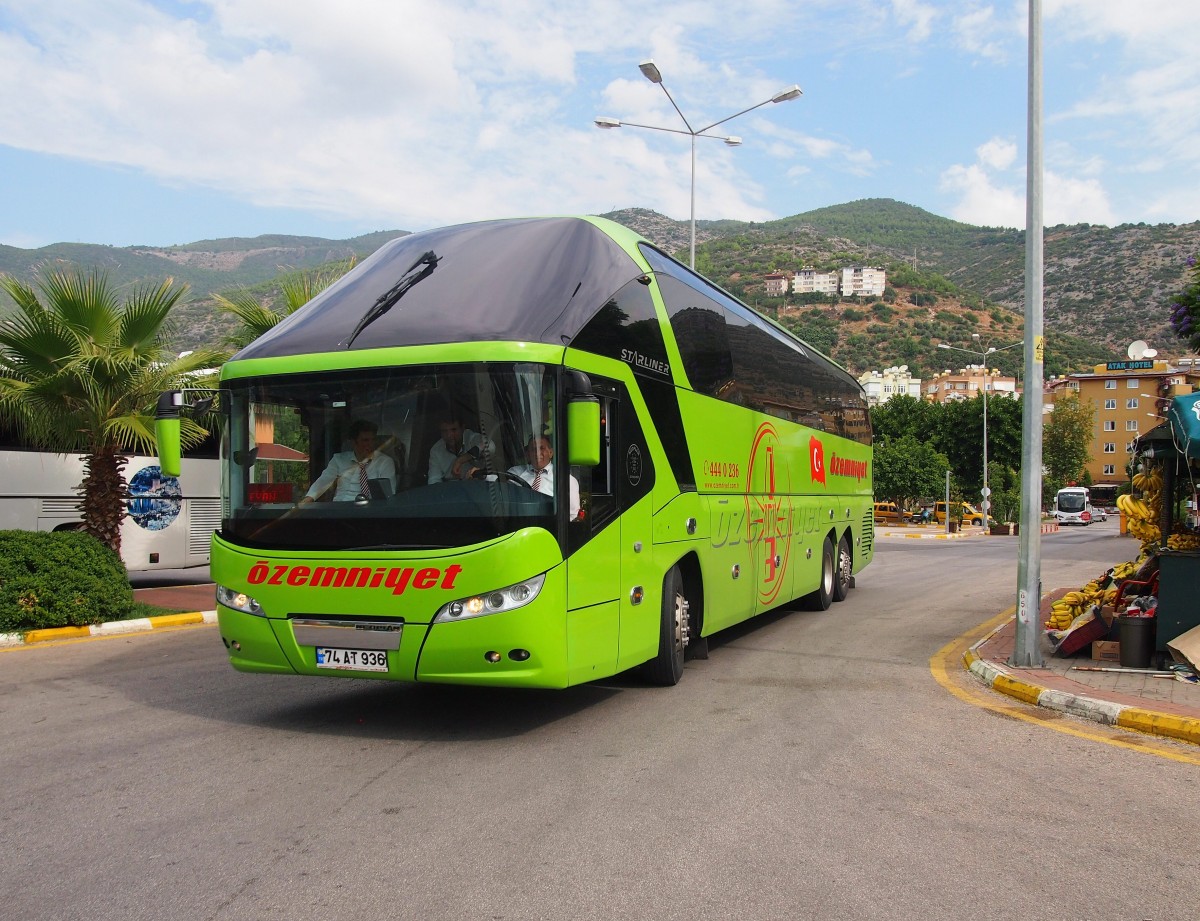 Neoplan Starliner II zemniyet in Busbahnhof Alanya / Trkei am 19.09.3014.