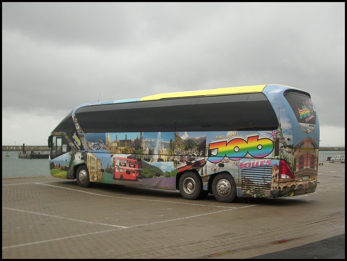 Neoplan Starliner von JobTours aus Deutschland im Stadthafen Sassnitz. 