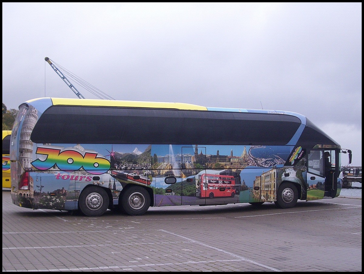 Neoplan Starliner von JobTours aus Deutschland im Stadthafen Sassnitz. 