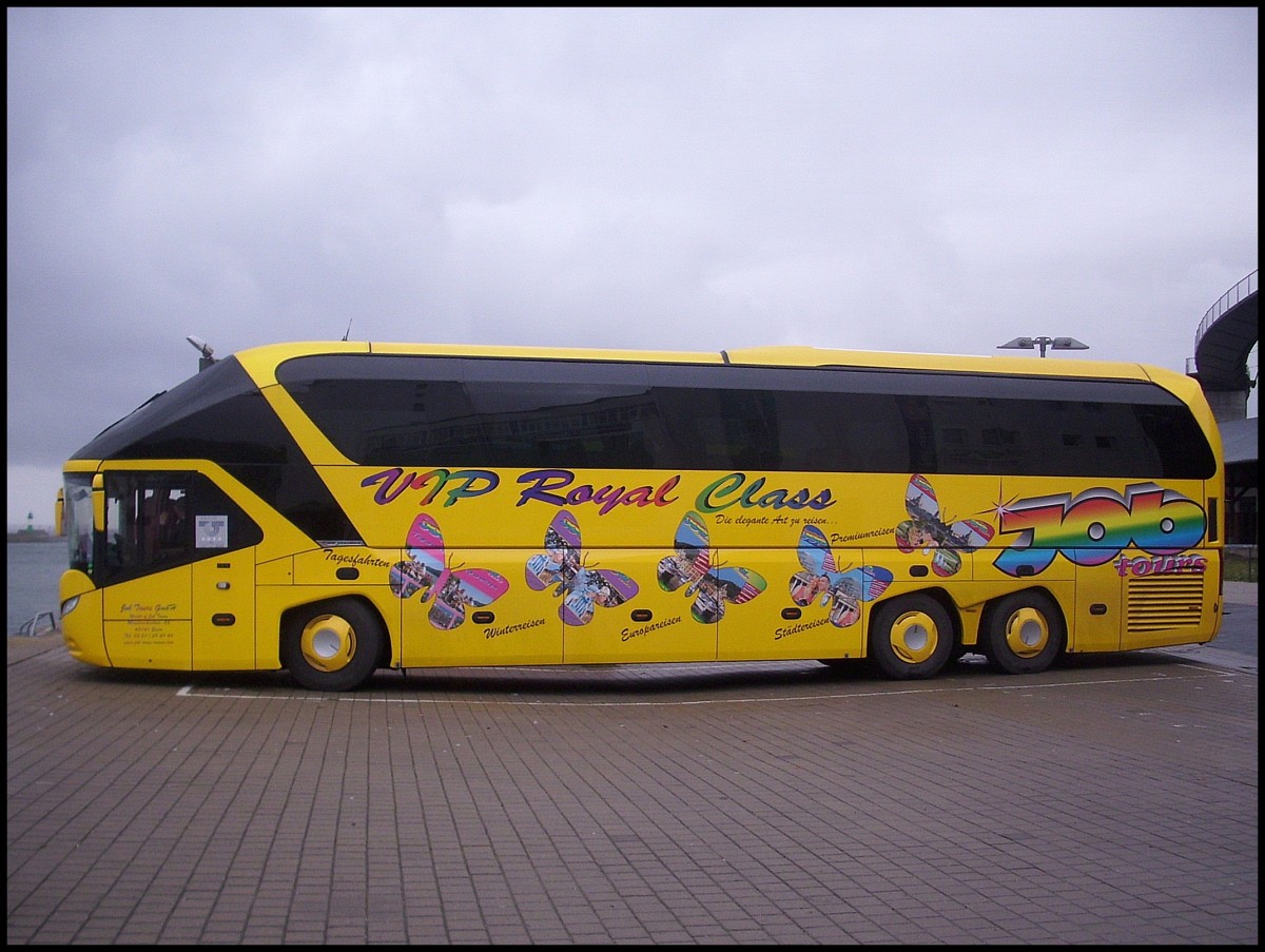 Neoplan Starliner von JobTours aus Deutschland im Stadthafen Sassnitz. 