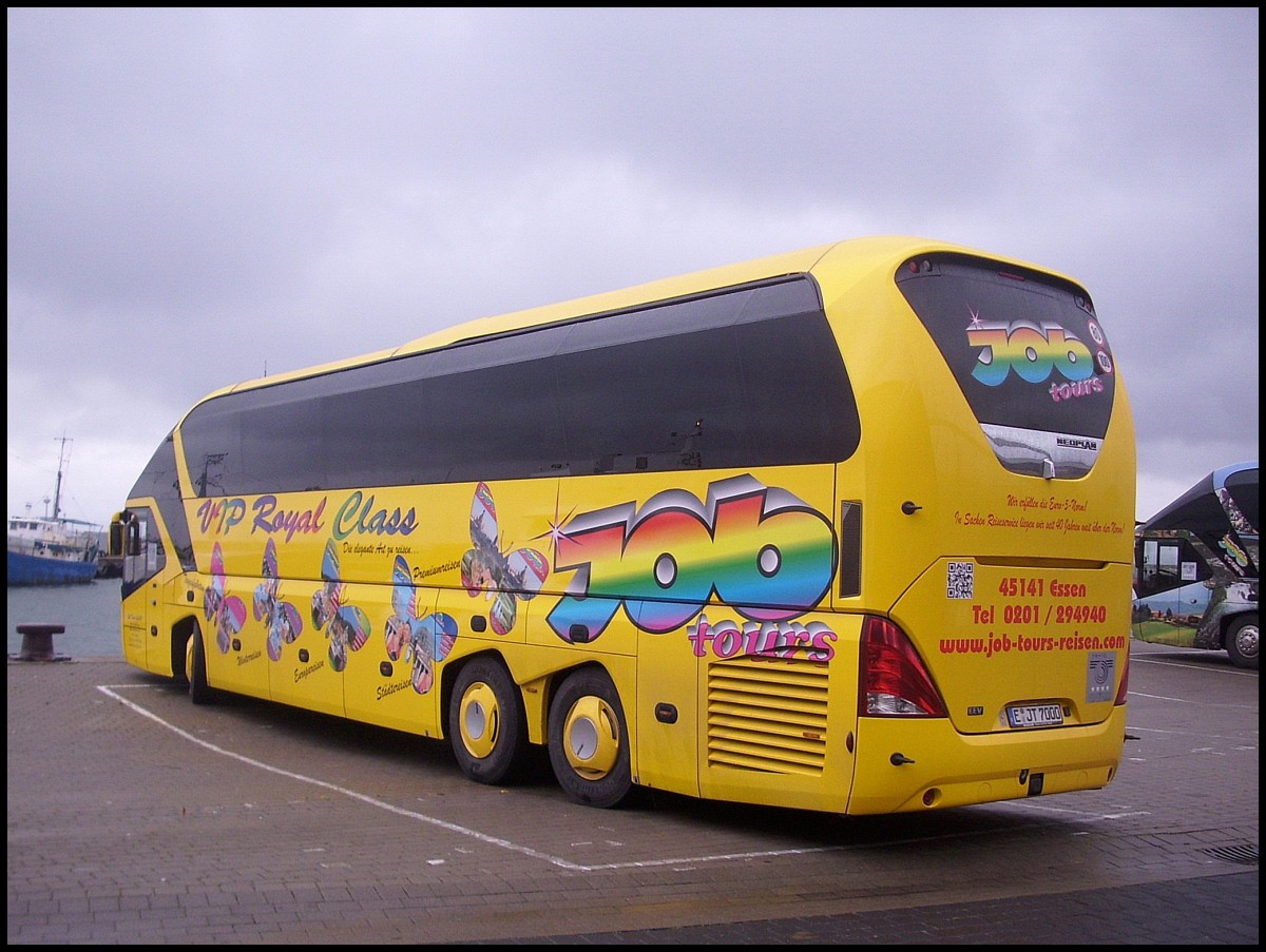 Neoplan Starliner von JobTours aus Deutschland im Stadthafen Sassnitz. 