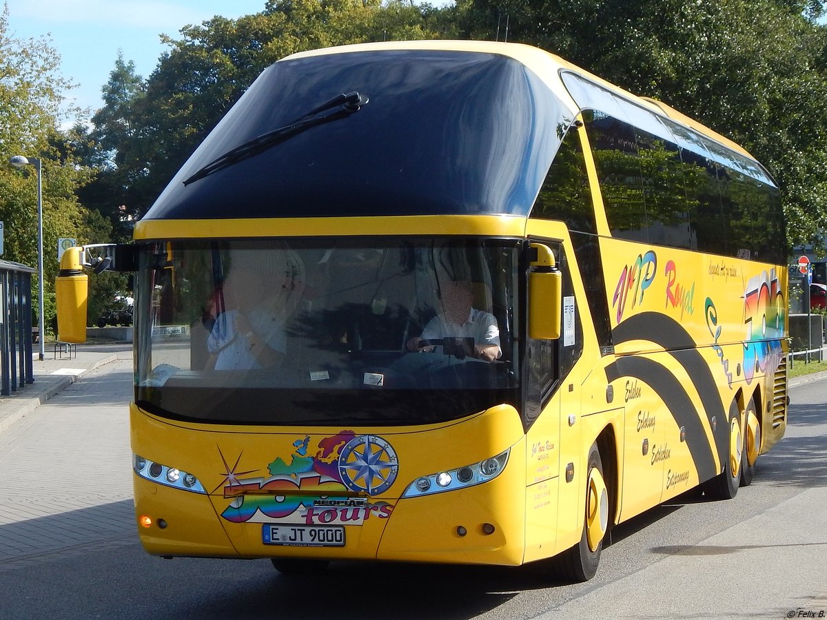 Neoplan Starliner von JobTours aus Deutschland in Waren. 