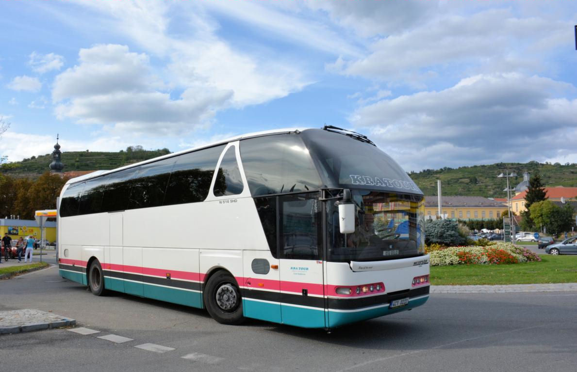 Neoplan Starliner von KBA Tours mit Hnger in Krems unterwegs.