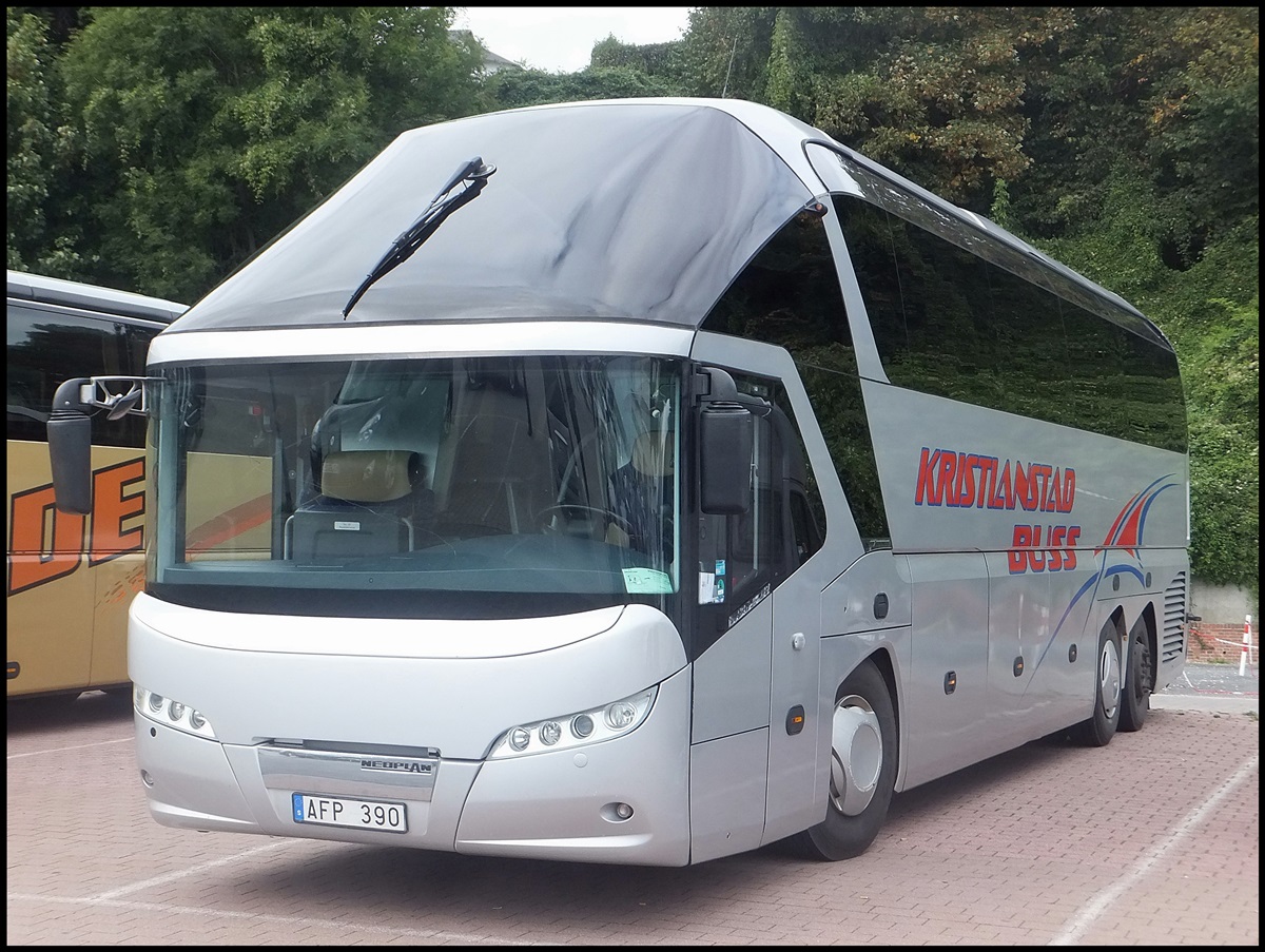 Neoplan Starliner von Kristlanstad Buss aus Schweden im Stadthafen Sassnitz.