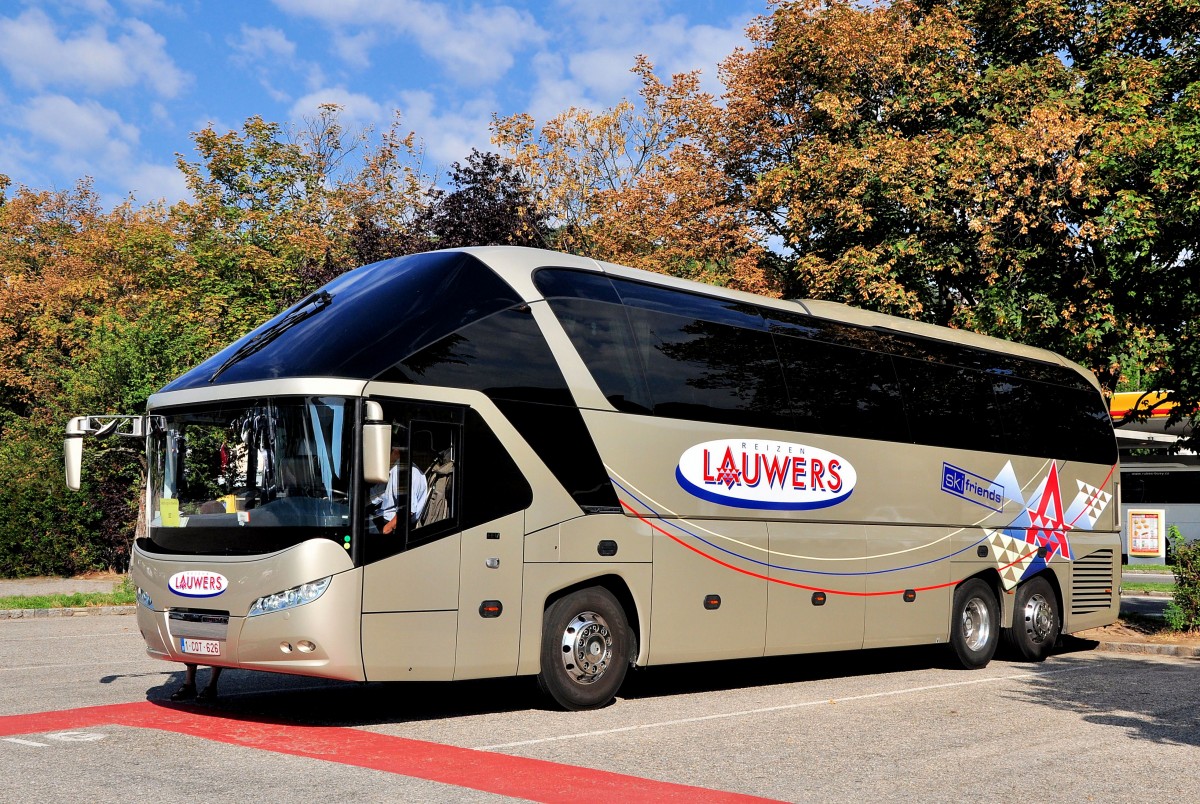 NEOPLAN STARLINER von LAUWERS aus Belgien am 15.8.2013 in Krems gesehen.